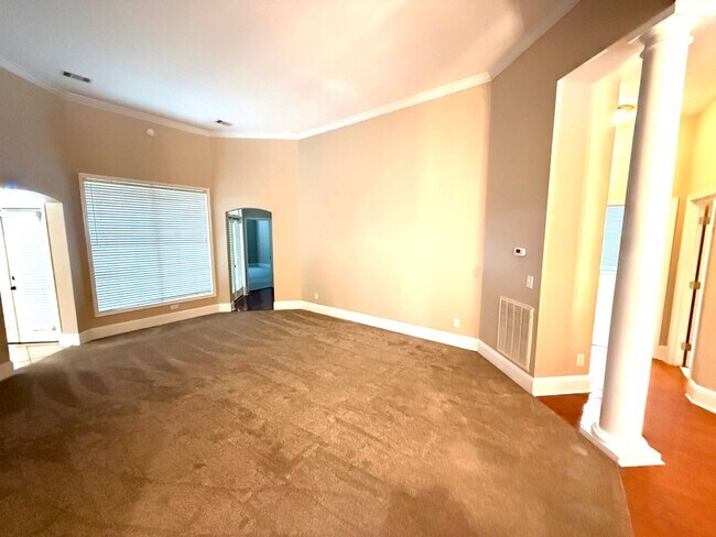 Building Photo - ** 4 Bed 3 Bath located in Deer Creek ** Call our self showing number to schedule a tour 334-366-...