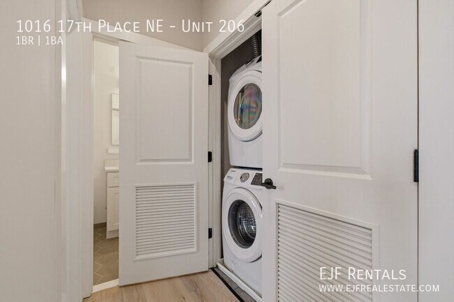 Building Photo - 1016 17th Pl NE