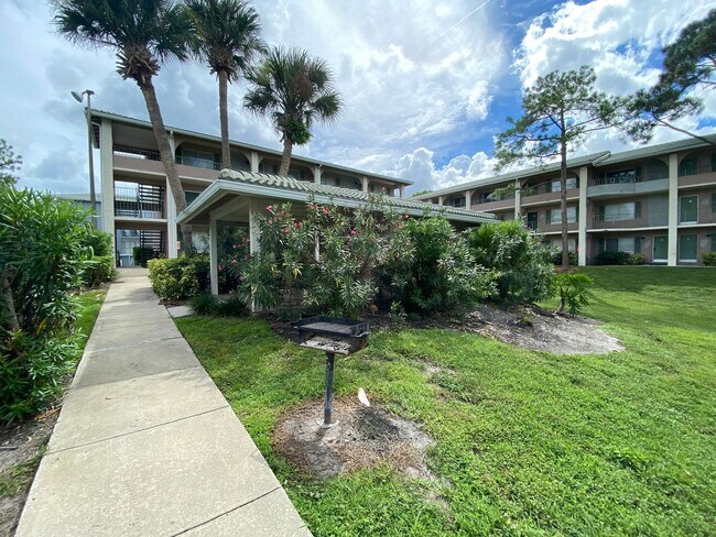 Building Photo - Waterside at Cranes Roost 1/1 Condo locate...