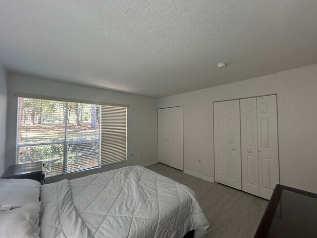 Building Photo - Newly Updated & Stylishly Furnished Room f...