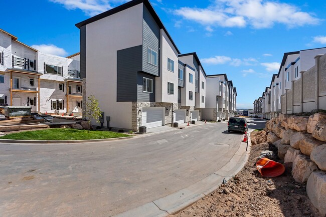 Building Photo - Your Next Home Awaits – 3-Bedroom Townhome...
