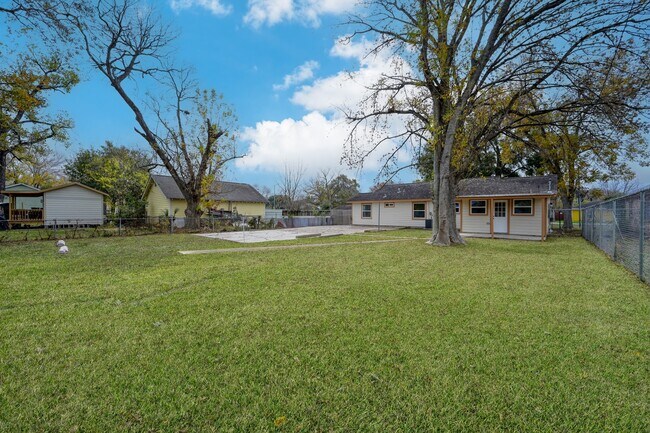 Building Photo - 513 Barkley St