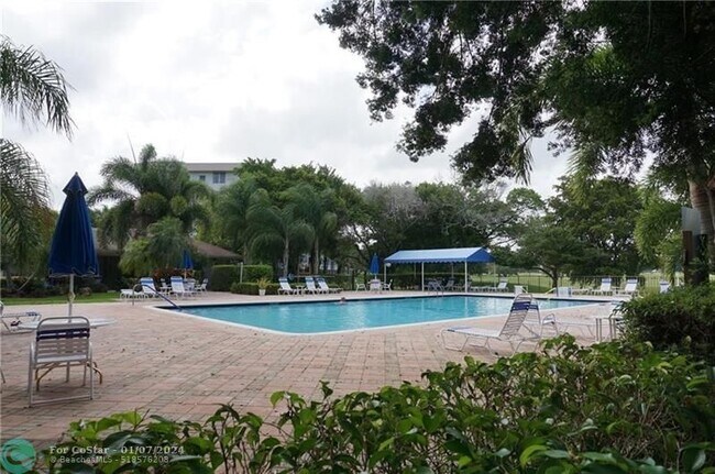 Building Photo - 2901 S Palm Aire Dr