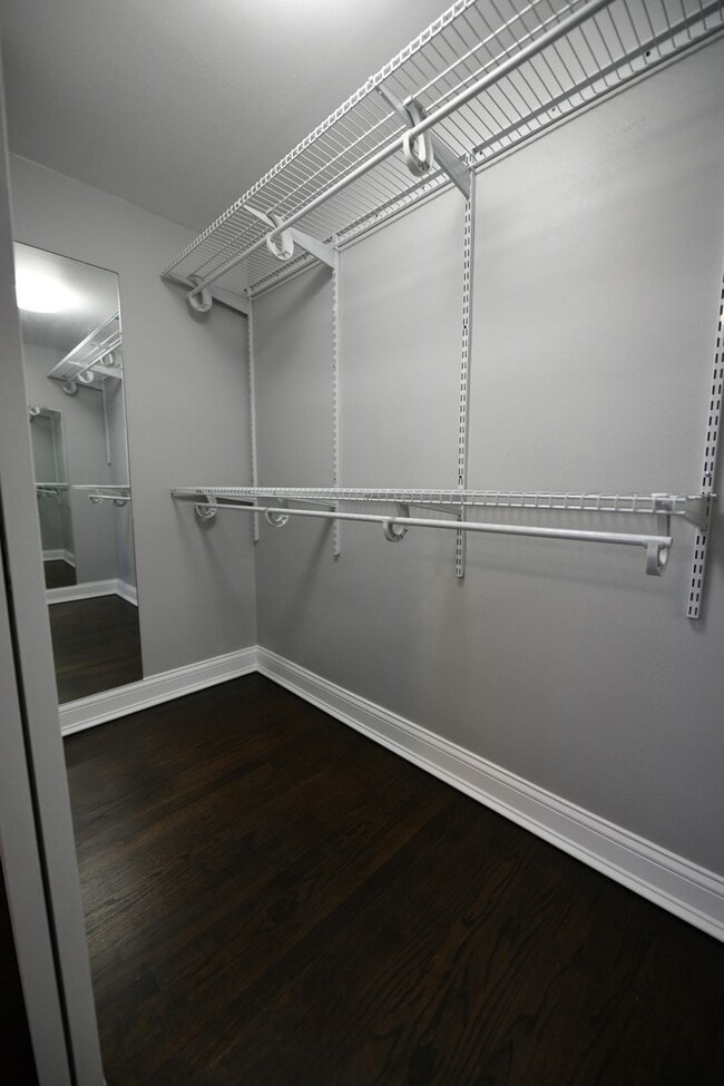 Building Photo - 2739 W Glenlake Ave