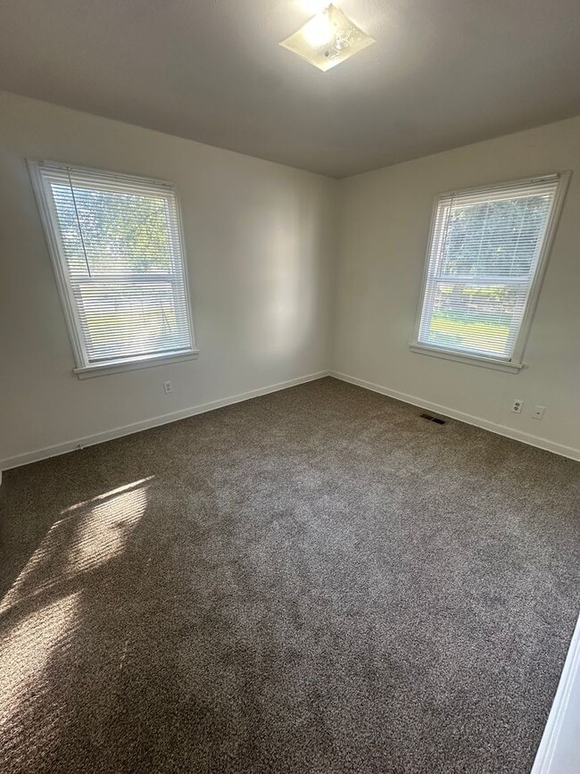 Building Photo - Beautiful 2 Bedroom 1 Bath House!!!! #1055