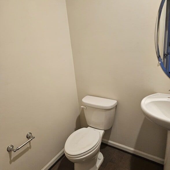 ground floor half bathroom - 4380 Shamrock Dr