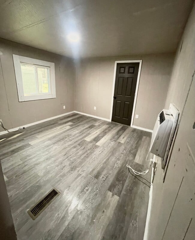 Building Photo - Two Bedroom One Bath Manufactured Home in Huntington