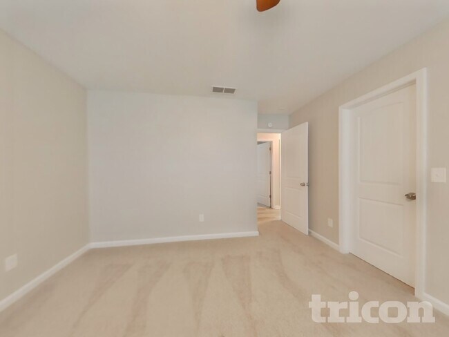 Building Photo - 652 Amberwood Dr