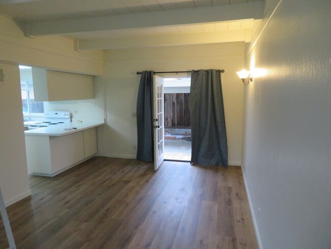 Building Photo - 3 bed 1.5 bath Home upper westside