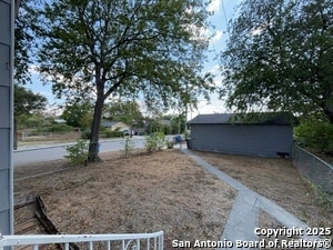 Building Photo - 2000 W Mistletoe Ave
