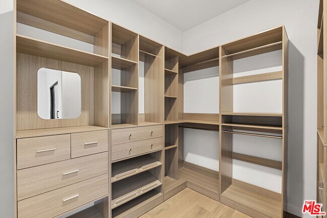 Building Photo - 824 N Orange Grove Ave