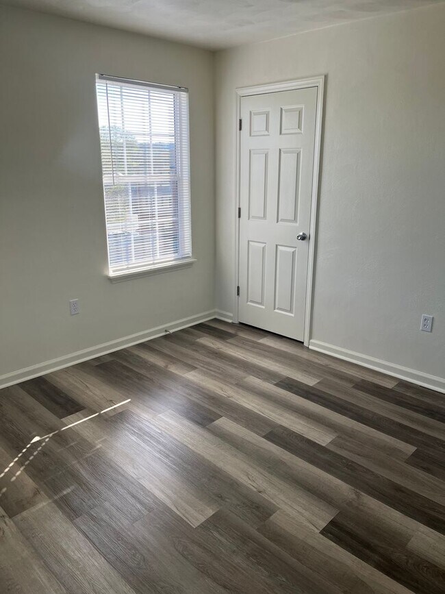 Building Photo - 4 Bedroom 2 Bathroom 1st Floor