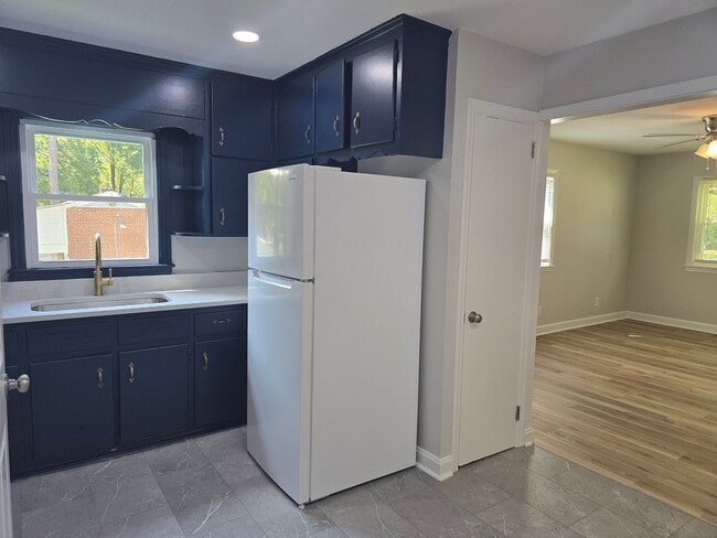 Building Photo - NEW LISTING!!!!!