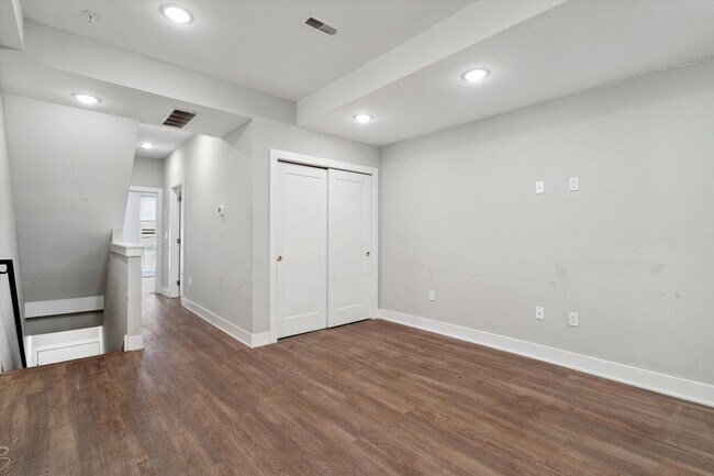 Building Photo - 1618 N Sydenham St