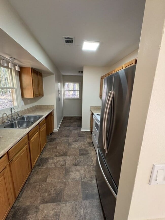 Building Photo - 11 Brookfield Dr