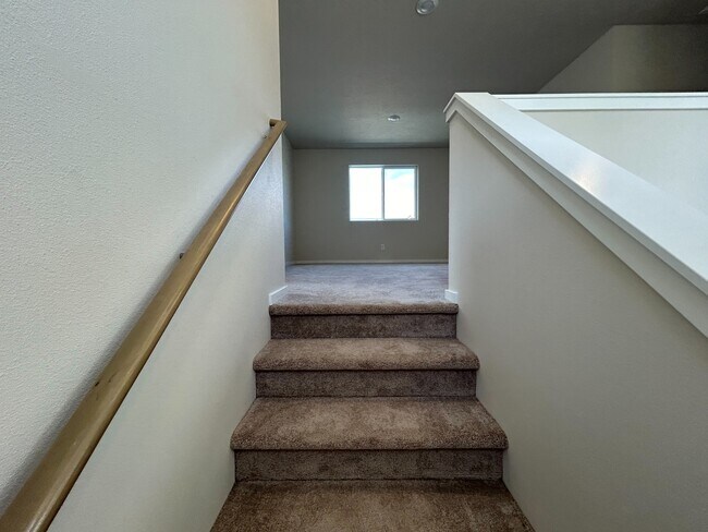 Building Photo - 294 E Viceroy Ave