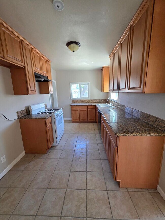 Building Photo - 2641 N Arrowhead Ave