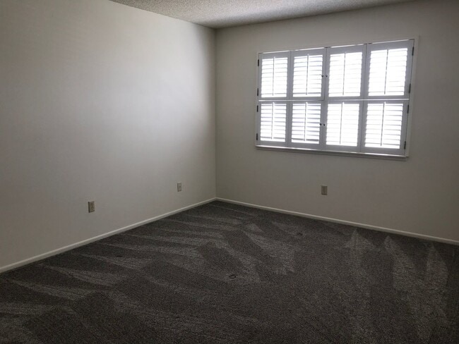 Building Photo - La Canada Townhome Quiet Community 2 Bedroom