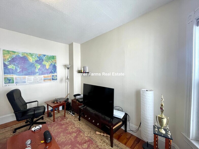 Building Photo - 68 Winchester St