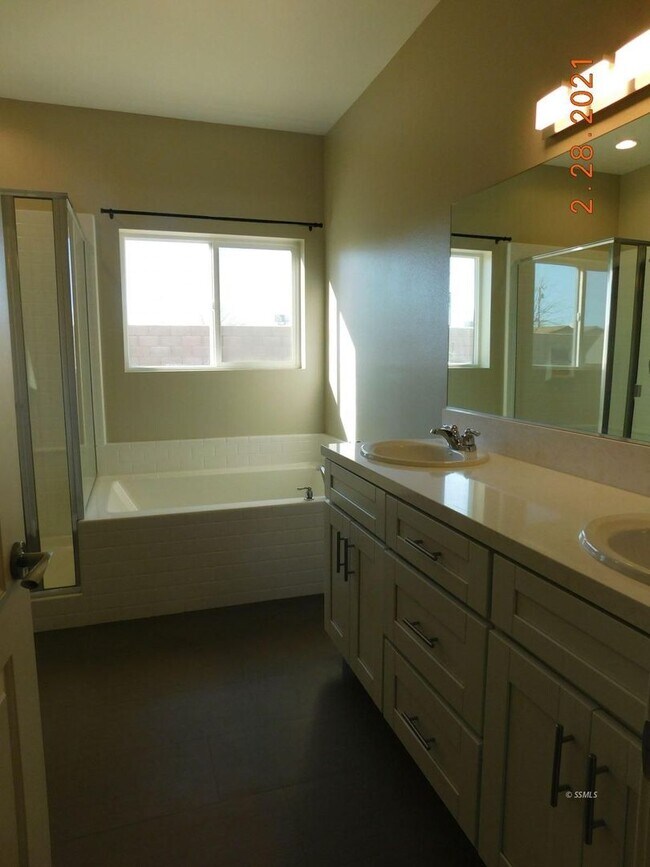 Building Photo - Beautiful 4 bed, 2.5 bath home AVAILABLE for RENT February 15th, 2026!