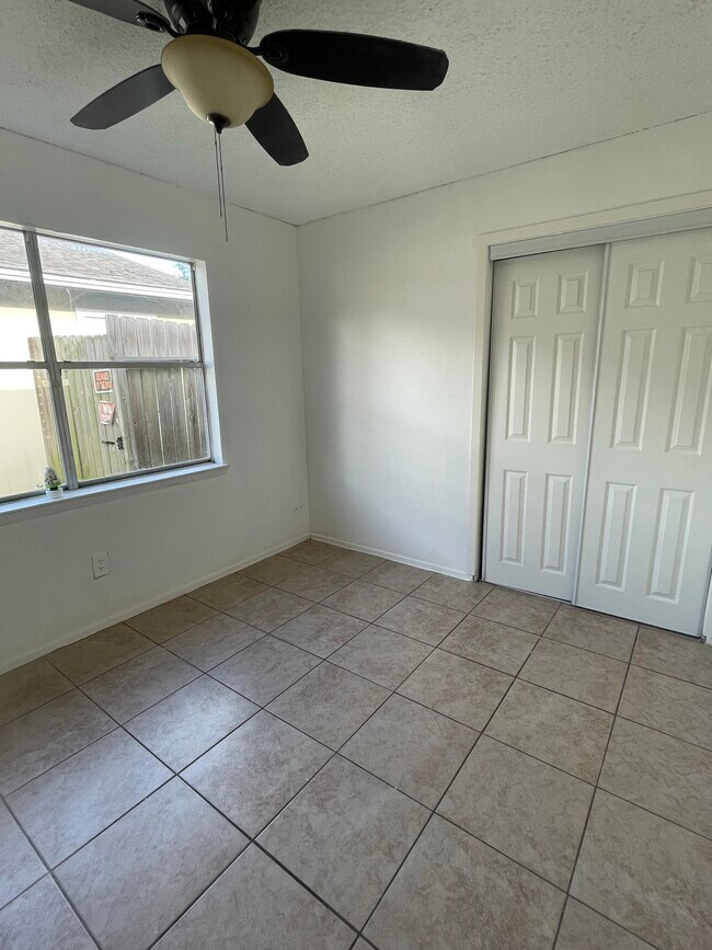 Building Photo - Farley Drive Unit B