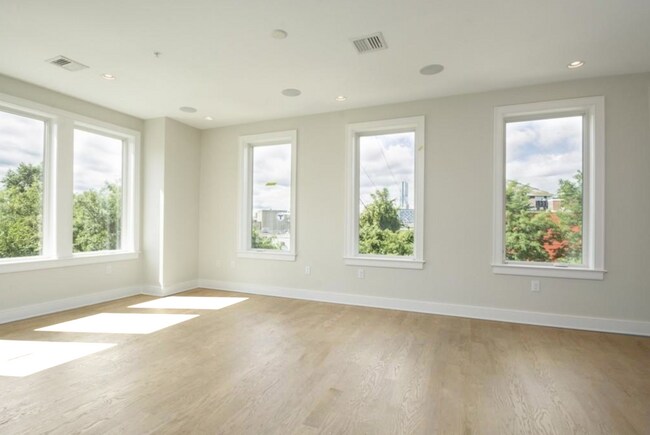 Building Photo - Luxurious High End City-Side 2BR/2Bath wit...