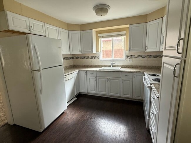 Building Photo - BRICK HOME WITH FINISHED BASEMENT