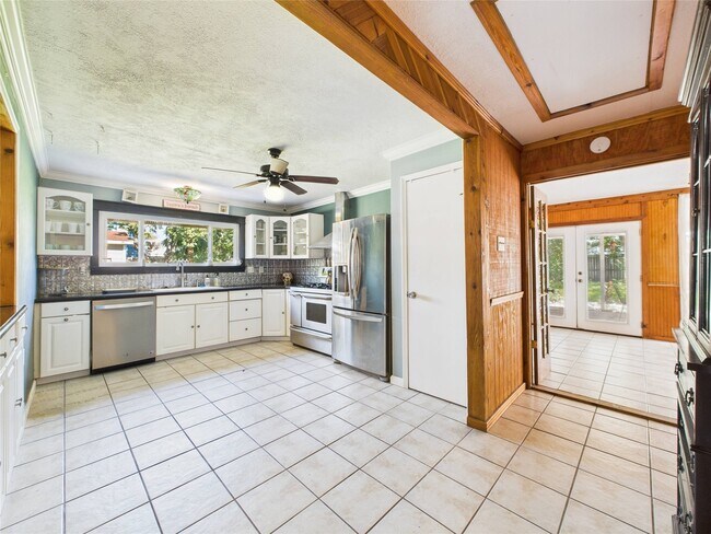 Building Photo - 713 6th St