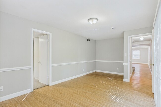 Building Photo - Large Home in Guilford Hills, Hardwood Flo...