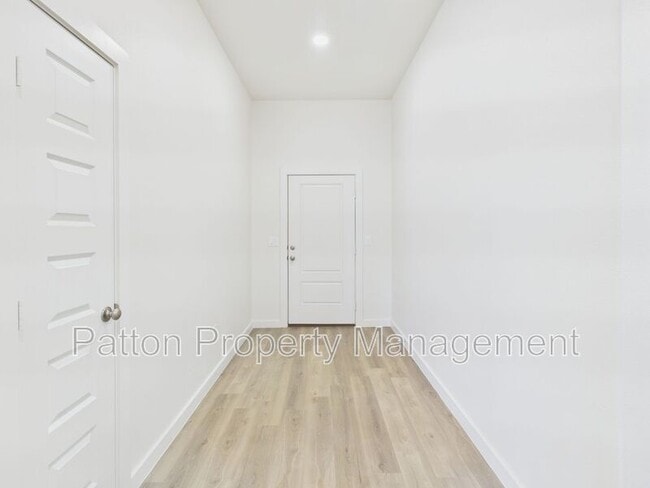 Building Photo - 3007 Farmyard Dr