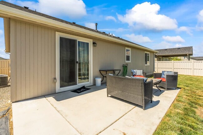 Building Photo - 216 Cliff Swallow Ave