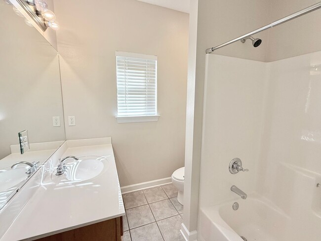 Building Photo - Spacious 3 Bed/2 Bath Home - 0.82 Acre Lot