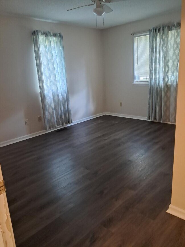 Building Photo - 1706 Ridgewood Dr