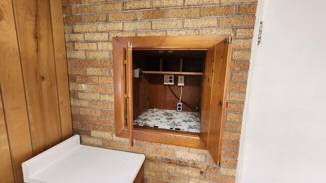 Laundry room cupboard - 8446 Clough Pike