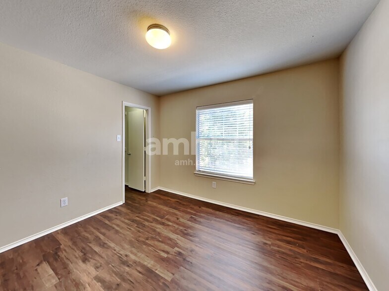 Building Photo - 912 Jamie Dr