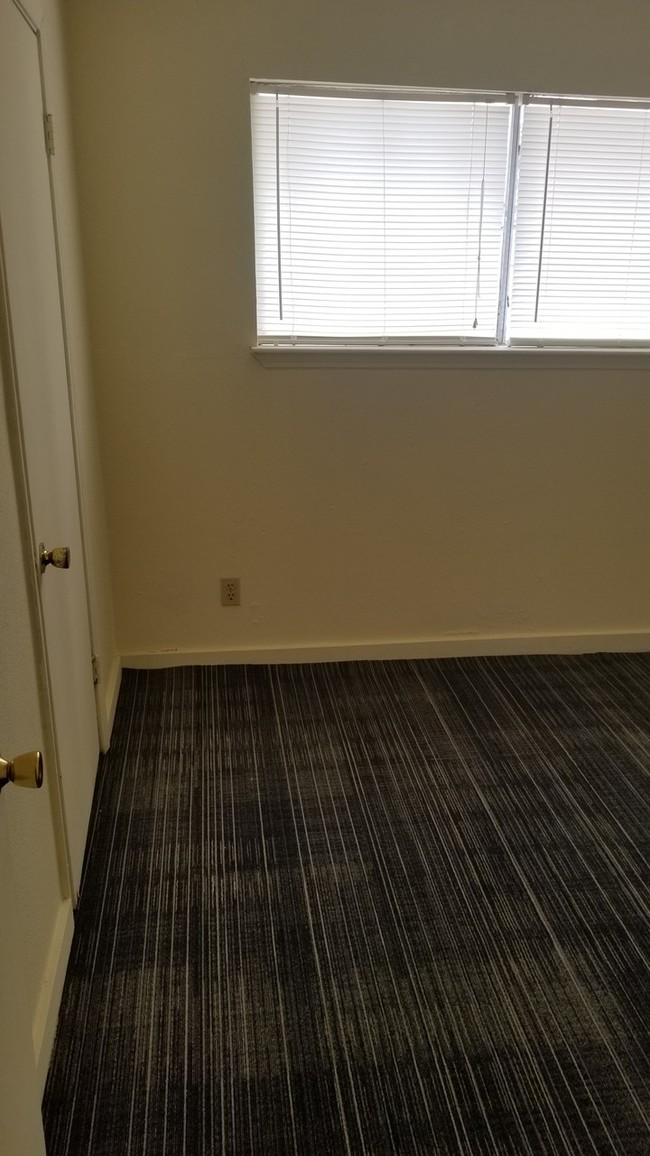 Building Photo - Riverside Terrace Apartment