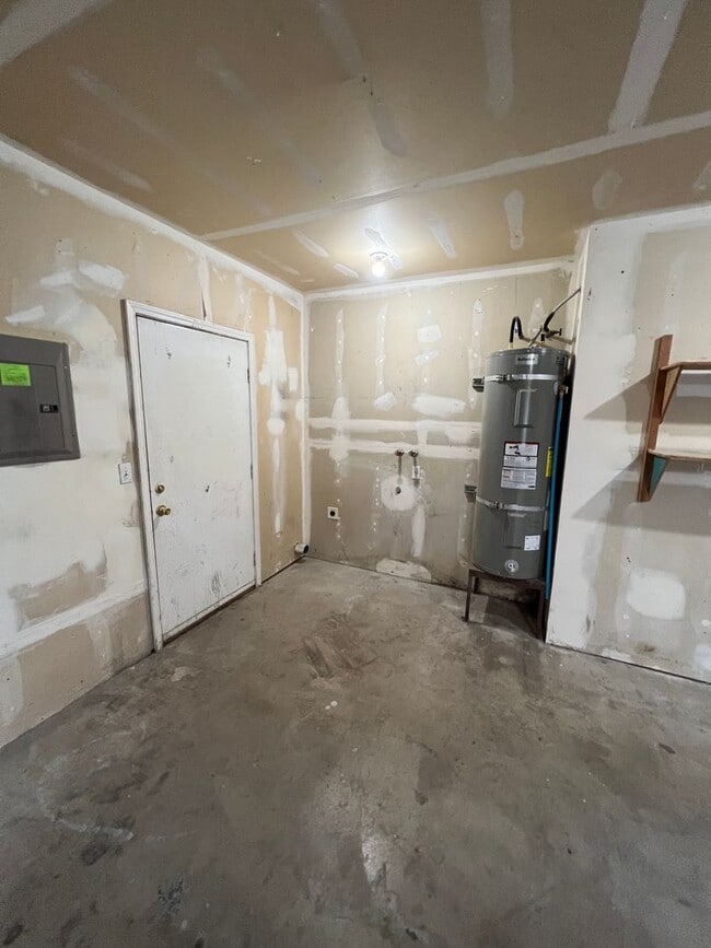 Building Photo - 1-bedroom 1-Bathroom Duplex