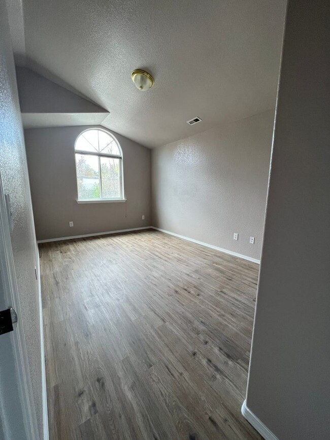 Building Photo - 3 Bedroom, 2.5 Bathroom Townhome - Close t...