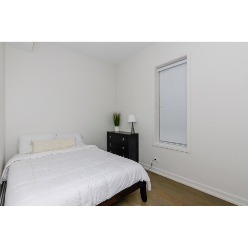 Building Photo - Gorgeous 2 bed/1 bath Recent Rehab!