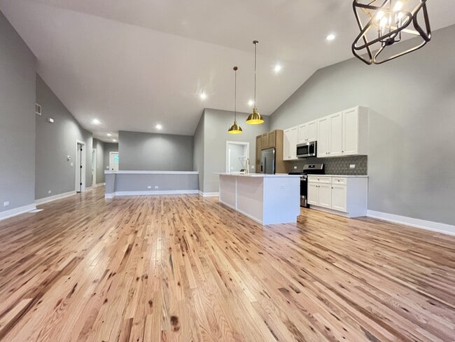 Building Photo - 974 Meadow Ln