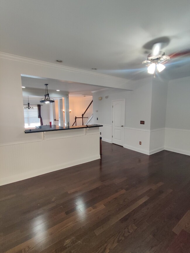 Building Photo - Spacious townhome, garage, 2 bed, 2 bath, ...