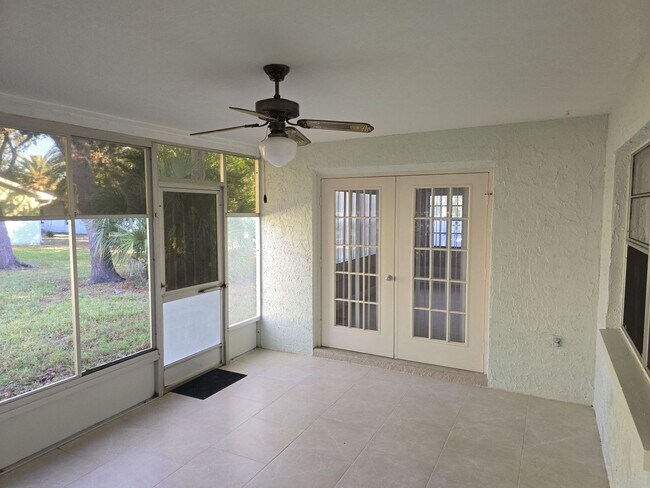 Building Photo - Beautuful 2 bedroom, 2 bath, 2 car garage rental home in Weeki Wachee!