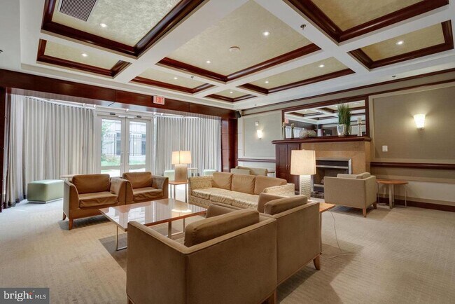 Building Photo - 888 N Quincy St