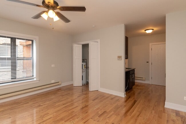 Building Photo - 814 W Cornelia Ave