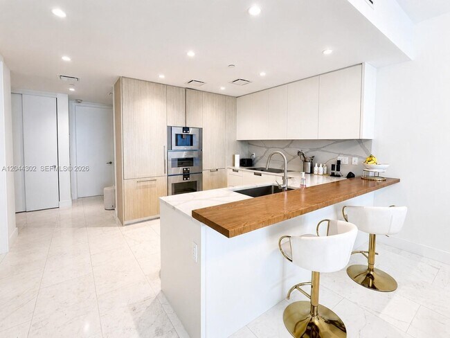 Building Photo - 15701 Collins Ave
