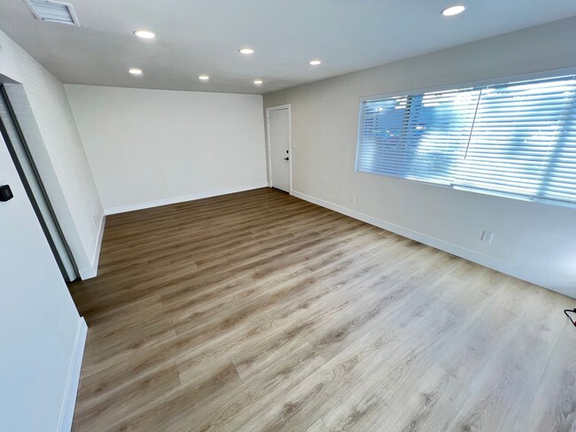 Building Photo - Beautifully Remodeled 1 Bedroom Condo in O...