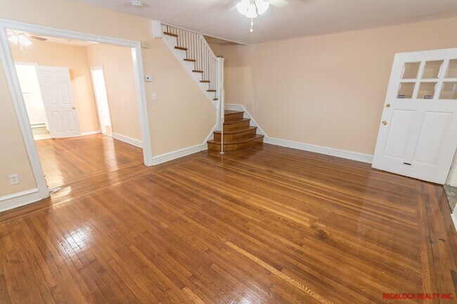 Building Photo - ???UPDATED, HUGE 4 BEDROOM AND 2 BATH HOME...
