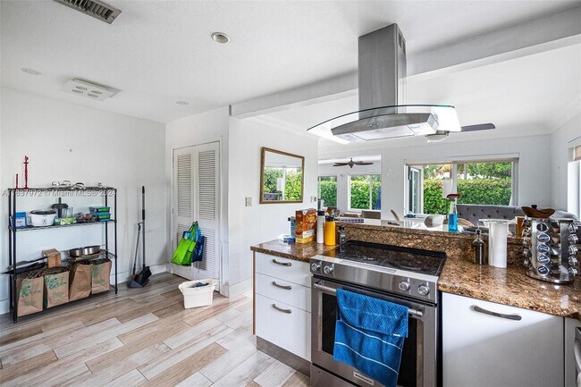 Building Photo - 1250 95th St