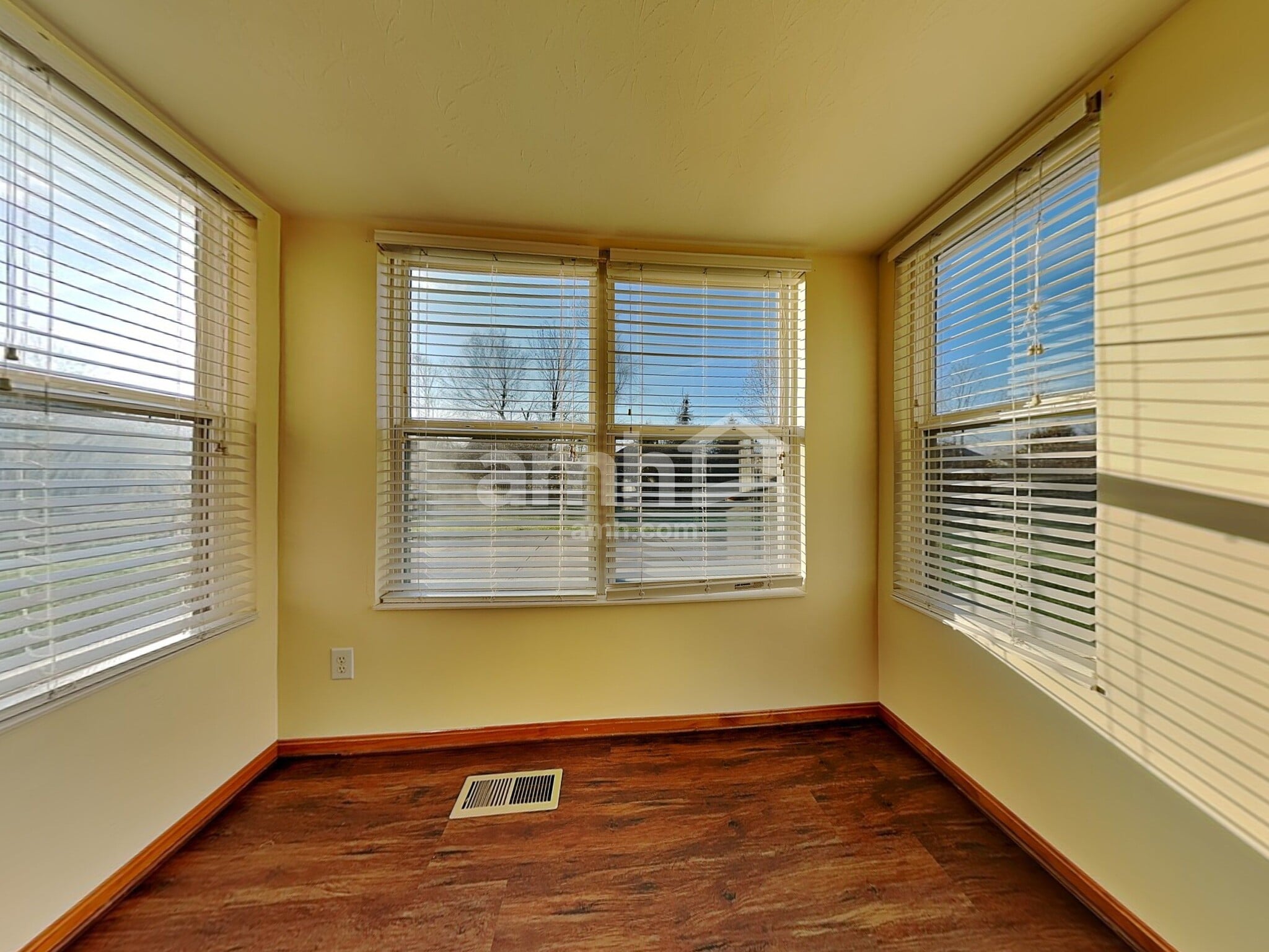 Building Photo - 6088 Lakewood Dr