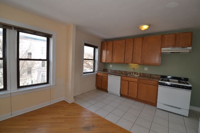 Building Photo - 3321 N Lakewood Ave